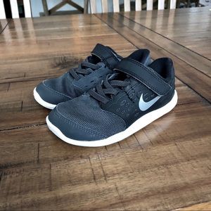 Toddler black Nikes 9C
